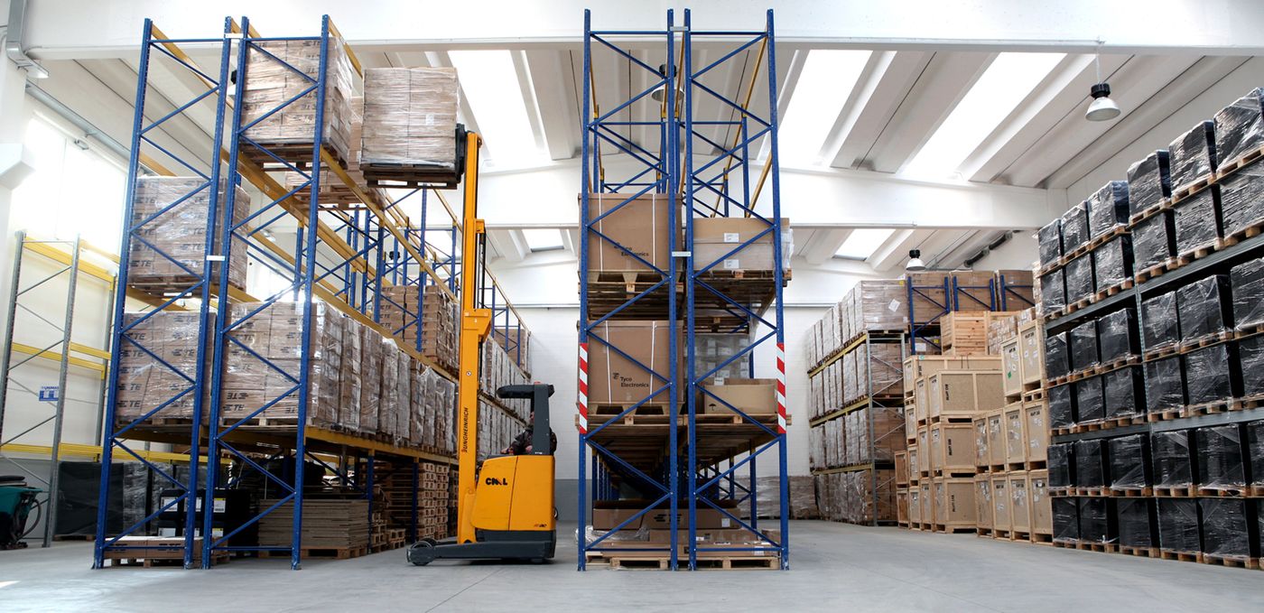 Scaffalature porta pallet e carrello elevatore nel magazzino per lo stoccaggio a Torino