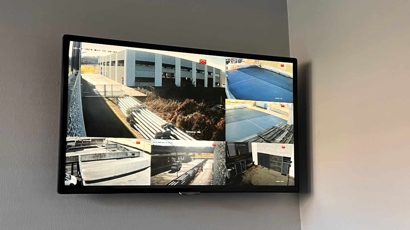 Monitor dell'impianto di videosorveglianza che controlla il magazzino merci